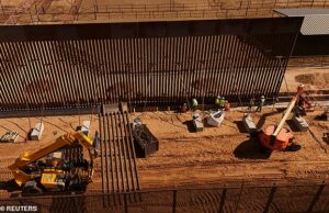 Trunfo A tinta preta, além de tornar a parede tão quente ao toque que os migrantes não serão capazes de agarrar, terá um duplo propósito de proteger o aço da ferrugem