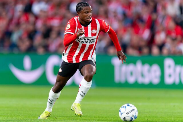 Tyrel Malacia joga contra o Ajax