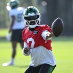 25/07/25 - Playmaker Jets Tyrod Taylor (2) joga a bola durante o treinamento no campo de treinamento em Florham Park, NJ.