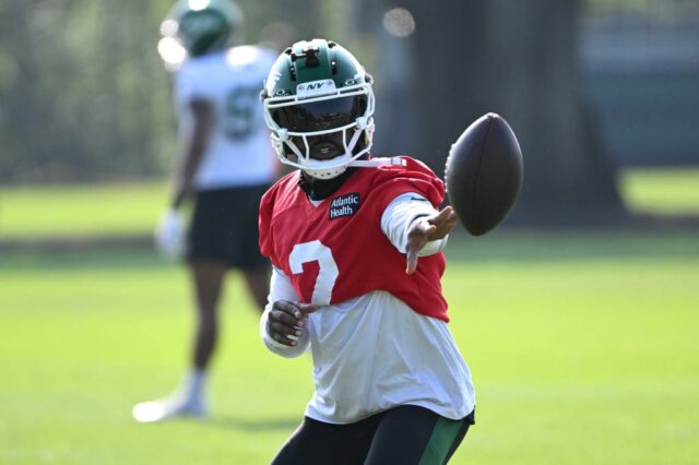 25/07/25 - Playmaker Jets Tyrod Taylor (2) joga a bola durante o treinamento no campo de treinamento em Florham Park, NJ.