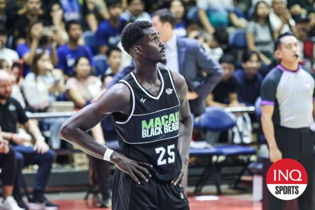 O ex -jogador do Ateneo Joseph Obasa está jogando pelo Macau Black Bears.