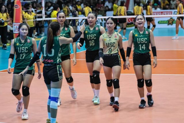 Universidade de San Carlos Lady Warriors durante uma partida contra a Fundação da Universidade de Southern Philippines no convite nacional da Super League da Shakey