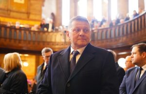 Ucrânia O embaixador da Ucrânia no general do Reino Unido Valerii Zaluzhny negou que os rumores de que 'estivessem silenciosamente preparando uma corrida para presidente' de sua sede em Londres