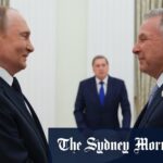 A fumaça nasce na greve aérea russa Kramatorsk é subida do ar, a Ucrânia.