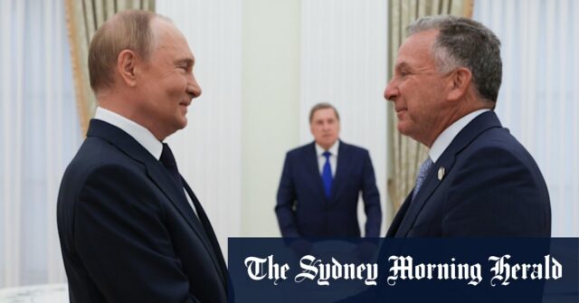 A fumaça nasce na greve aérea russa Kramatorsk é subida do ar, a Ucrânia.