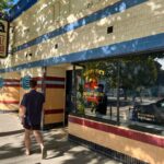 A coffeeshop e o restaurante Kreis Joe foram inaugurados em Oakland, Califórnia, em agosto de 2025. O chefe de dinheiro Carb Caris ficou conhecido por seu pastrami e ex -restaurantes como Delirama e Elsie. (John Metcalfe/Bay Area News Group)