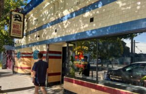 Um Pastrami King retorna com um café de Oakland com motivos piratas A coffeeshop e o restaurante Kreis Joe foram inaugurados em Oakland, Califórnia, em agosto de 2025. O chefe de dinheiro Carb Caris ficou conhecido por seu pastrami e ex -restaurantes como Delirama e Elsie. (John Metcalfe/Bay Area News Group)