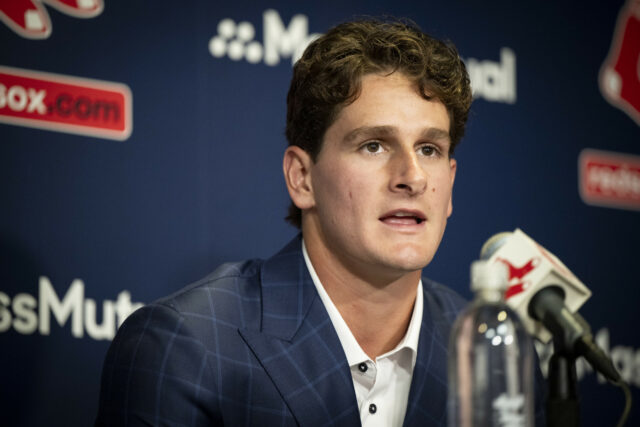 Um antigo que a montagem cai de 1 palavra nas mídias sociais depois de assinar o contrato Red Sox

