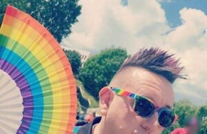 Um cliente do Jet2 se esforça muito para receber um voo gratuito. Você faria o mesmo? Avião louco? Craig Hicks, 37, um controlador de ambulância de Telford em Shropshire, prestou homenagem à sua companhia aérea favorita de uma maneira que ele espera que ele o veja um 'brinde'