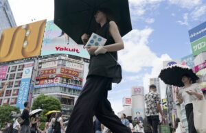 Um da Austrália é o maior parceiro comercial perdido perto de um milhão de pessoas do ano As pessoas andam por Shibuya, atravessando o clima quente e ensolarado, quarta -feira, 28 de agosto de 2024 em Tóquio. (ABD Photo / Eugene Hoshiko)