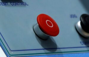 Um desenvolvedor recebe tempo de prisão por usar uma mudança de matar para sabotar a rede de computadores de seu ex -empregador a photo of a red emergency stop button