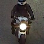 Uma imagem de CCTV emitida pela polícia metropolitana do motociclista procurada em conexão com o tiroteio no restaurante em Dalston, leste de Londres, em maio de 2024, que nunca foi rastreado