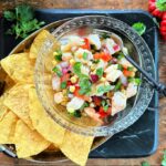 Um milho pequeno, algumas tortilhas, uma pequena salsa com seu camarão