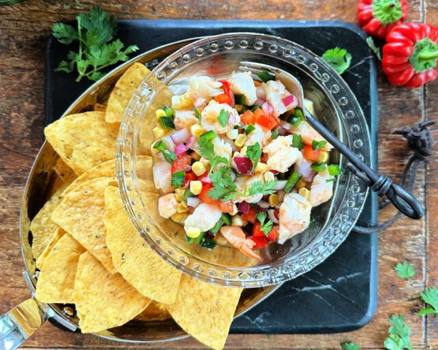 Um milho pequeno, algumas tortilhas, uma pequena salsa com seu camarão

