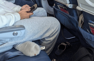 Um passageiro está furioso com o que um vizinho ‘intitulado’ faz em um vôo movimentado Um passageiro está furioso com o que um vizinho 'intitulado' faz em um vôo movimentado