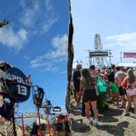 Um passeio emocionante de distúrbios no popular festival de música, então os pilotos ficaram de cabeça para baixo