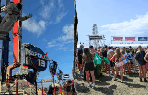 Um passeio emocionante de distúrbios no popular festival de música, então os pilotos ficaram de cabeça para baixo Um passeio emocionante de distúrbios no popular festival de música, então os pilotos ficaram de cabeça para baixo
