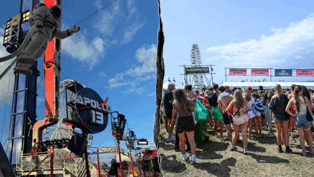 Um passeio emocionante de distúrbios no popular festival de música, então os pilotos ficaram de cabeça para baixo

