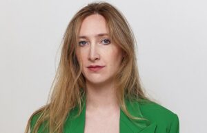 Uma mulher no ônibus fez uma declaração nojenta para mim. Flora Gill: Estou furiosa agora … por que meu estômago não deveria ser visível? Eu até organizei a sessão de fotos, então eu me lembro como meu corpo grávida estava com orgulho, escreve Flora Gill