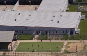 Uma olhada no interior da perda das condições de uma variedade de centros de detenção Nesta foto fornecida pelo escritório de imprensa presidencial de El Salvador, a Guarda Prisional transfere deportados dos EUA, supostamente membros da banda venezuelana, para o terrorismo vinculado a um Tecoluca em terrorismo, domingo, 16, 2025 AP)