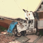 Uma pessoa é temida pelos mortos após B, caminhão duplo quebrado na vila de aposentados em Queensland.