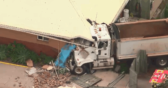 Uma pessoa é temida pelos mortos após B, caminhão duplo quebrado na vila de aposentados em Queensland.