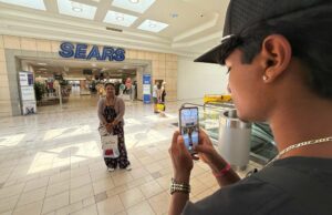 Uma vez gigante de varejo, os últimos Sears na Califórnia em Concord. Mas quanto tempo? Na terça -feira, 29 de julho de 2025 em Concord, Califórnia, um cliente vê à venda no SunValley Shopping Center no SunValley Shopping Center para venda em casa no SunValley Shopping Center.