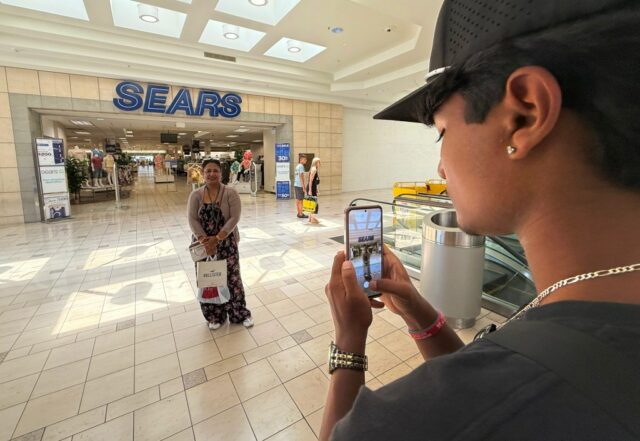 Na terça -feira, 29 de julho de 2025 em Concord, Califórnia, um cliente vê à venda no SunValley Shopping Center no SunValley Shopping Center para venda em casa no SunValley Shopping Center.