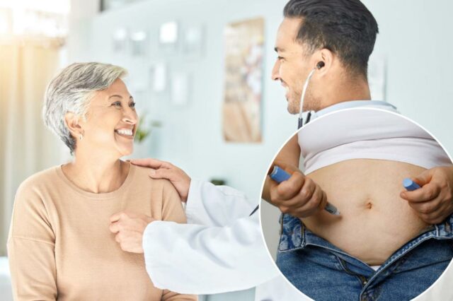 A mulher se injeta no estômago com a ajuda de Oz.