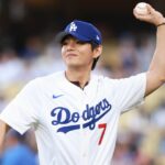 O BTS Singer V joga fora o primeiro arremesso cerimonial antes do jogo entre o Cincinnati Reds e o Los Angeles Dodgers no Dodger Stadium na segunda -feira, 25 de agosto de 2025 em Los Angeles.