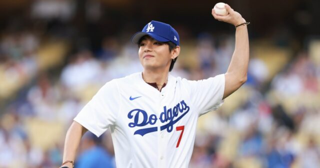 O BTS Singer V joga fora o primeiro arremesso cerimonial antes do jogo entre o Cincinnati Reds e o Los Angeles Dodgers no Dodger Stadium na segunda -feira, 25 de agosto de 2025 em Los Angeles.