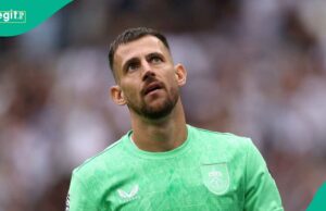 VÍDEO: O goleiro se torna a primeira vítima de uma nova regra de passeio alto VÍDEO: O goleiro se torna a primeira vítima de uma nova regra de passeio alto