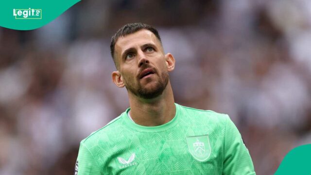 VÍDEO: O goleiro se torna a primeira vítima de uma nova regra de passeio alto

