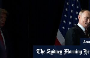 Vamos ser bruscos: Putin chamou o blefe de Trump na Ucrânia Donald Trump e Vladimir Putin chegam para uma conferência de imprensa após a reunião no Alasca em 18 de agosto.