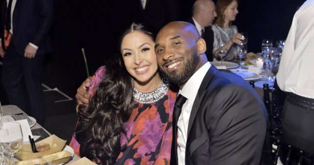 Vanessa Bryant e as filhas honram Kobe Bryant na cerimônia de impressão manual