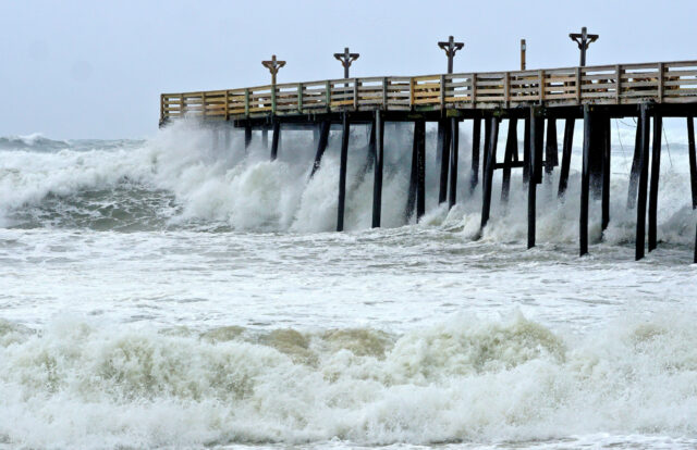 Veja as enormes ondas do furacão Erin que atingem casas de praia da Carolina do Norte



