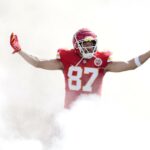 Vendas de jaqueta de Travis Kelce Ver enormes picos em conformidade com as notícias de envolvimento de Taylor Swift