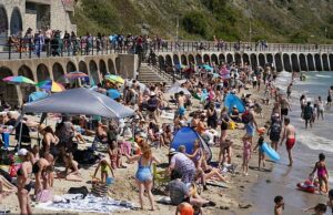 Verão! Reino Unido chiará em 33c Heat Beech na próxima semana – já que o aviso de saúde do calor é emitido Pessoas que gostam do clima quente em Sunny Sands Beach, em Folkestone, Kent, 12 de julho