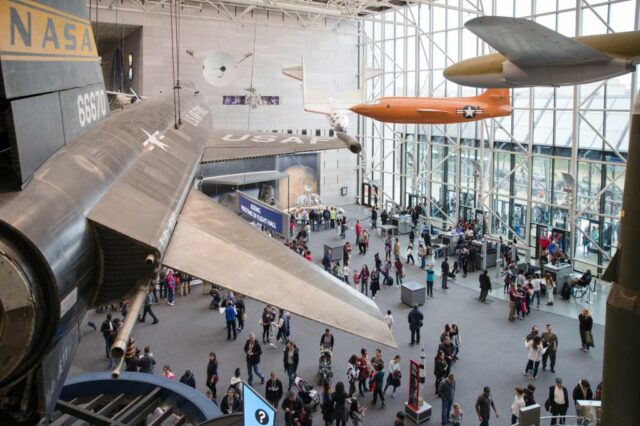 Verificando os museus e exposições da Smithsonian da Casa Branca para garantir o acordo com a diretiva Trump

