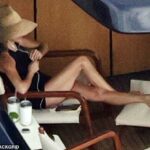 Victoria Beckham se deliciava com o sol em um maiô enquanto ela e seu marido David continuavam aproveitando as férias de verão a bordo de seu super iate de £ 16 milhões