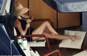 Victoria Beckham se entrega à luz do sol em um biquíni enquanto ela relaxa no iate privado de 16m de luxo de sua casa em Capri (enquanto o parceiro David é desviado por sua emocionante leitura nova!) Victoria Beckham se deliciava com o sol em um maiô enquanto ela e seu marido David continuavam aproveitando as férias de verão a bordo de seu super iate de £ 16 milhões