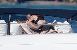 Victoria Beckham se estende à camisa -marido livre David antes de esfriar no chuveiro, quando pares obcecados compartilham momentos muito fumegantes em seu iate de 16 milhões de libras Victoria, 51, e David Beckham, 50, compartilharam um momento muito fumegante em seu iate de £ 16 milhões em Romantic Saint Tropez na quarta -feira