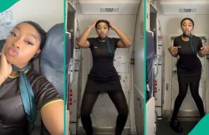 Video Air Hostess dançando dentro do avião, as pessoas arrastam o ar depois de assistir Video Air Hostess dançando dentro do avião, as pessoas arrastam o ar depois de assistir