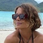 Halle Berry mostra suas curvas em maiô
