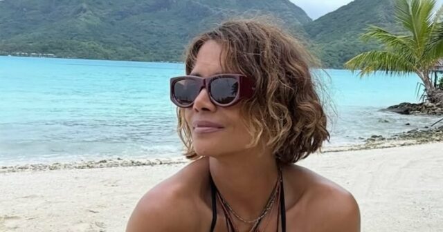 Halle Berry mostra suas curvas em maiô