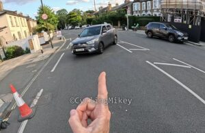 Vigilante de bicicleta Ciclismo Mikey retorna à cena em que pressionou sua bicicleta na frente de um carro para executar a mesma reação novamente Vigilante Ciclismo Mikey voltou ao palco onde ele pressionou a bicicleta na frente de um carro para executar o mesmo golpe novamente