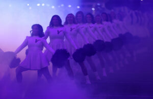 Vikings sob o fogo contra os chereleaders masculinos Vikings sob o fogo contra os chereleaders masculinos