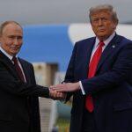 Donald Trump cumprimenta Vladimir Putin na base conjunta Elmendorf-Richardson no Alasca na sexta-feira