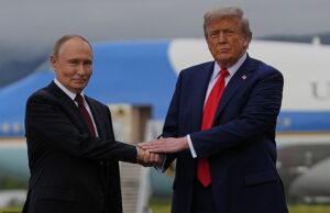 Vladimir Donald Trump cumprimenta Vladimir Putin na base conjunta Elmendorf-Richardson no Alasca na sexta-feira
