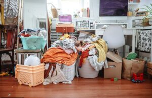 Você está ficando louco da desordem? A desarrumação em casa pode desencadear doenças mentais, de acordo com especialistas Os psicoterapeutas alertam que manter os bens por muito tempo pode criar 'uma prisão emocional difícil de escapar'